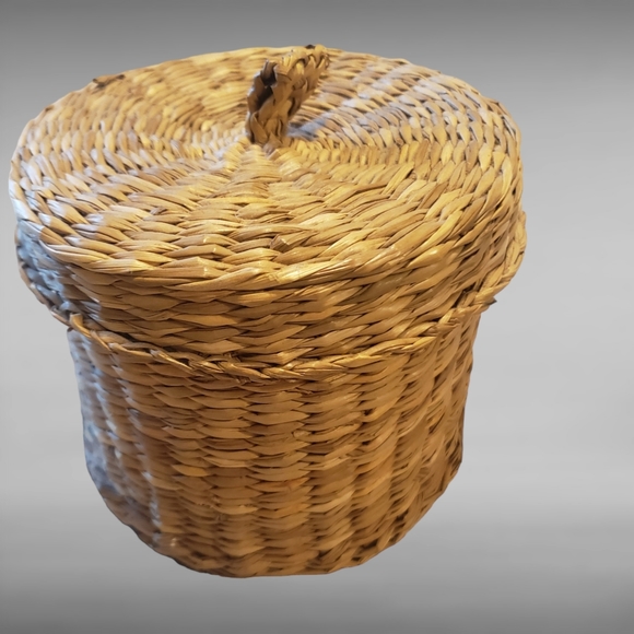 Vintage Small Woven Basket with Lid - Picture 2 of 7